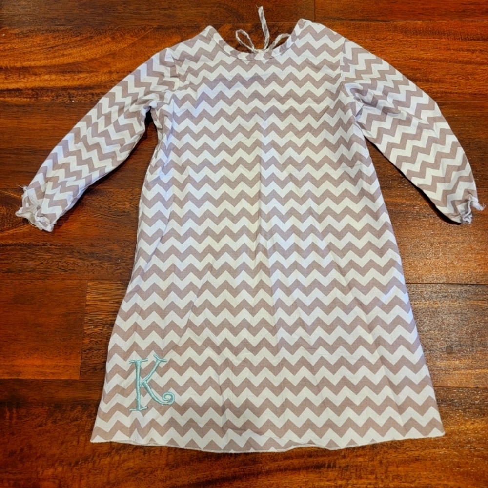 Chevron dress with "K" monogram Size 4t